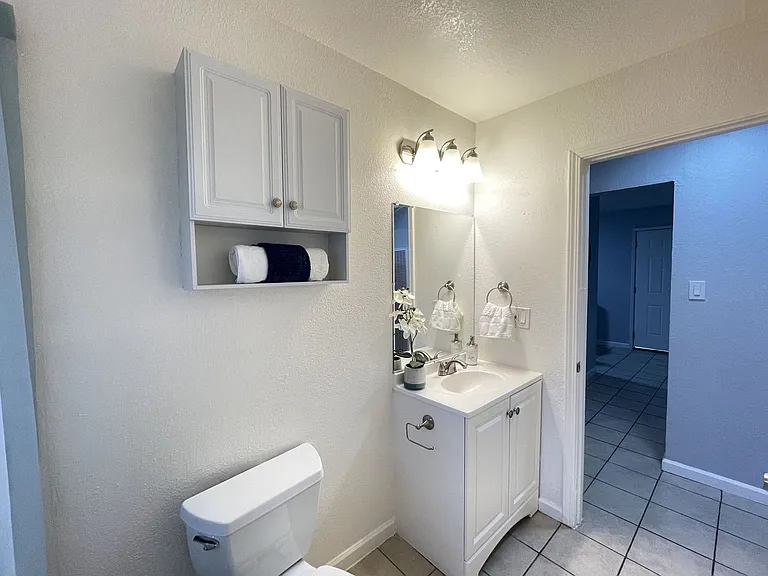 Lone Pine Apartments — Photo 43