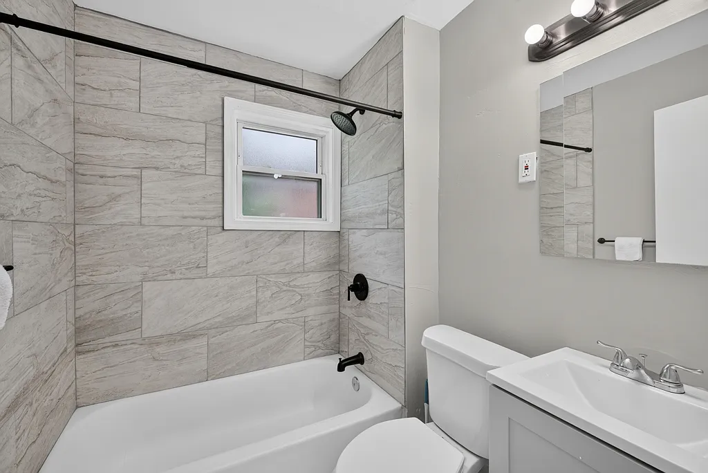 Spacious & Updated 3-Bedroom Ground-Floor Residence — Photo 3