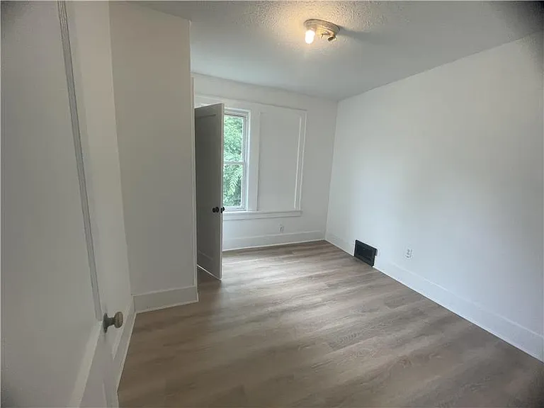 1439 Maryland Ave — Photo 5