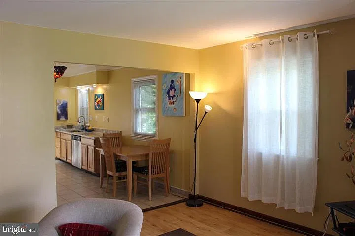3 bed, 1.0 bath, 1004 sqft, $2,200 — Photo 3