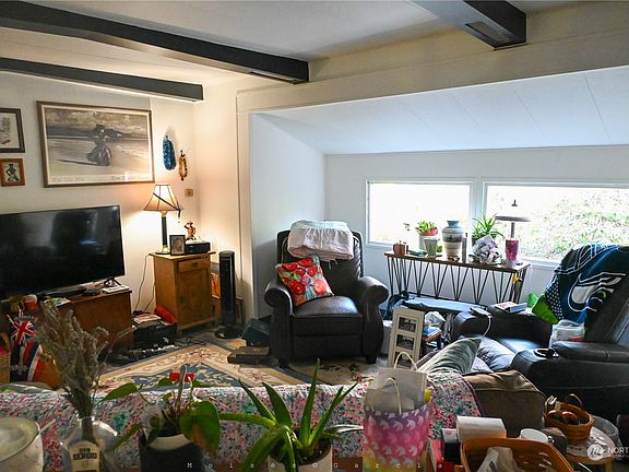 4th image of 300 SE Alpine Avenue