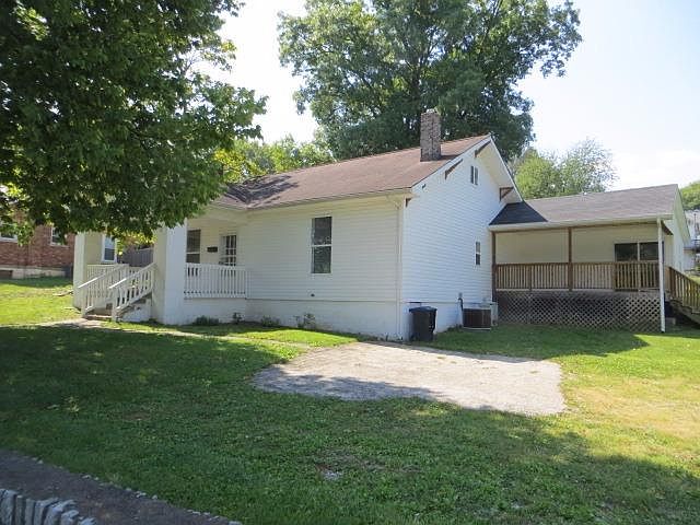 1st image of 902 Holmes St
