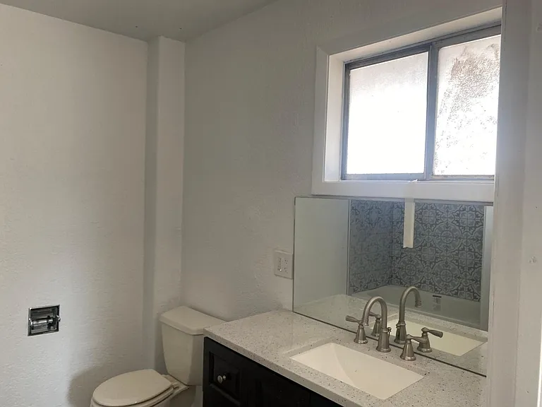 421 W 2nd St — Photo 5