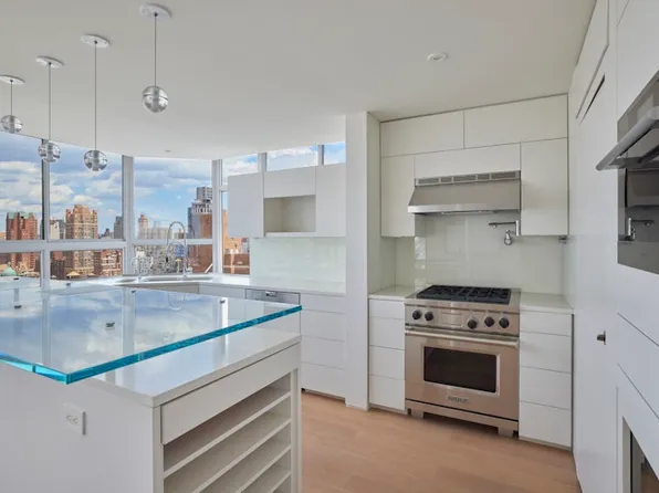 110 East 71st Street image 3 of 14