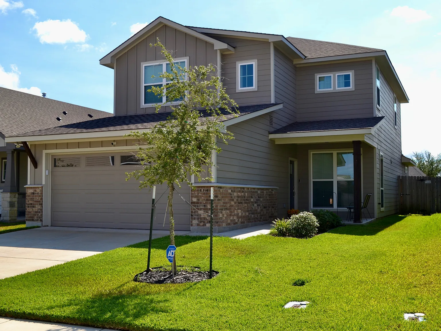 4 bed, 2100 sqft, $2,695 — Photo 2