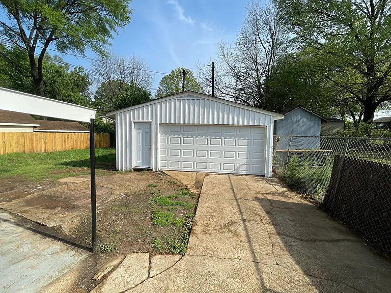 1358 Bennington Dr — Photo 12