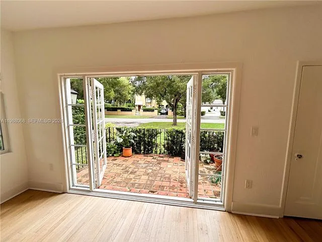 2504 Alhambra Cir — Photo 17