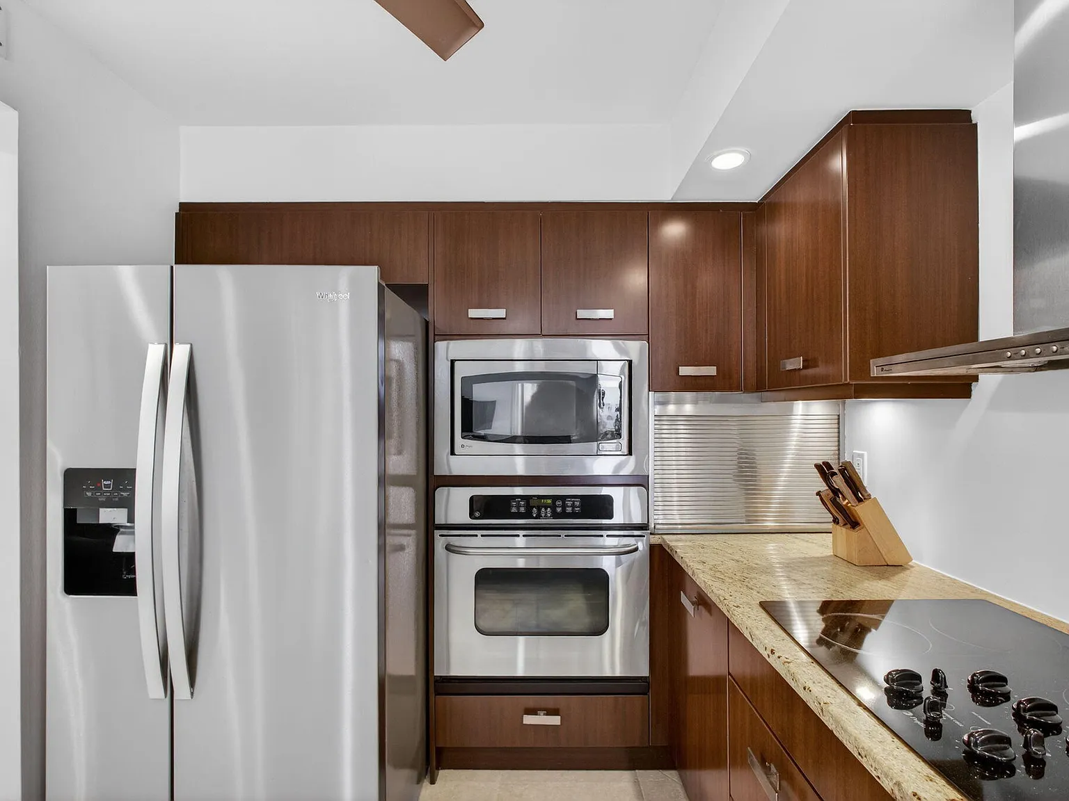 2 bed, 2.0 bath, 1219 sqft, $5,500 — Photo 3
