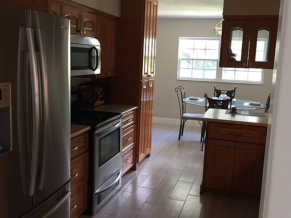 4th image of 444 Riverview Ave
