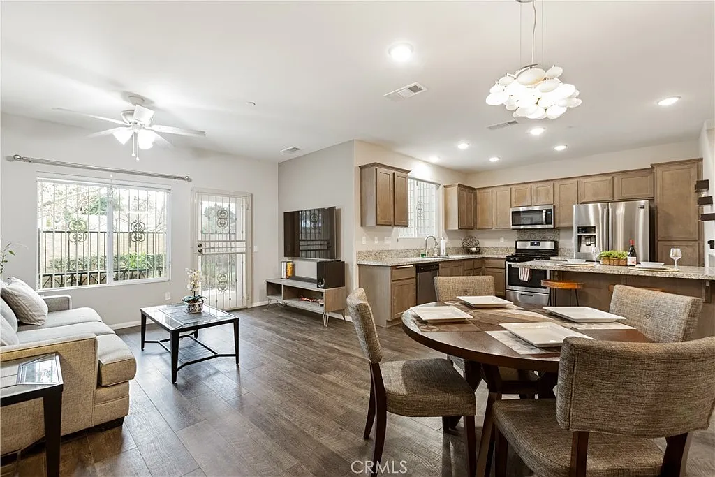 3 bed, 2.5 bath, 1456 sqft, $3,200 — Photo 3