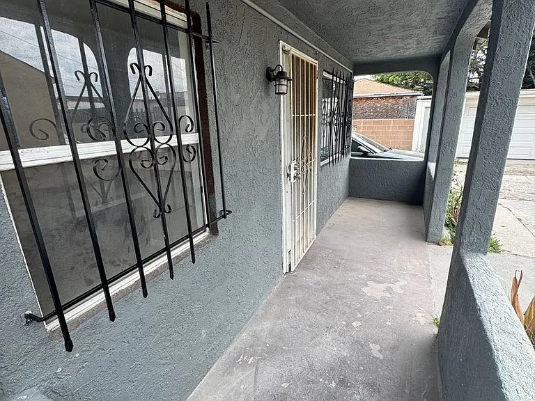 6228 S Van Ness Ave — Photo 11