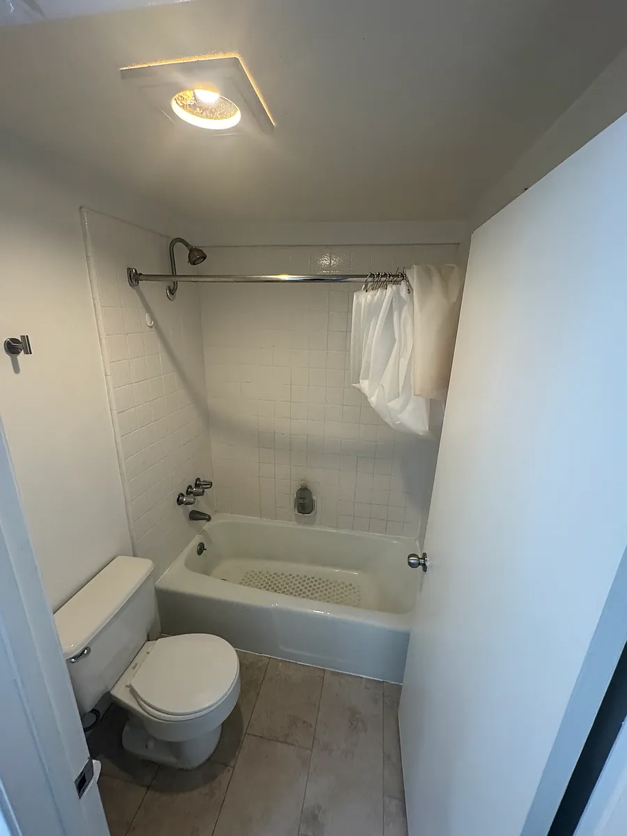 Building Photo - 1625 Glendon Ave #3
