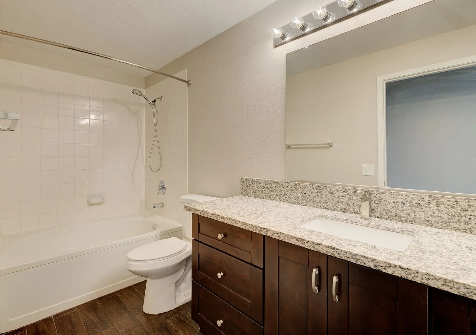 Cozy 1 bedroom condo in Seven Hills! — Photo 2