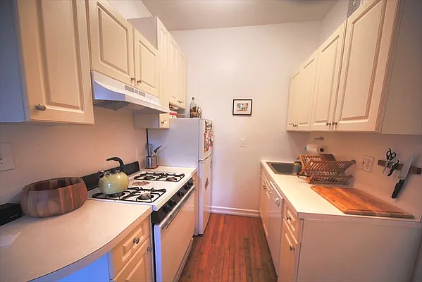 Rented by Metropolitan Realty | media 19