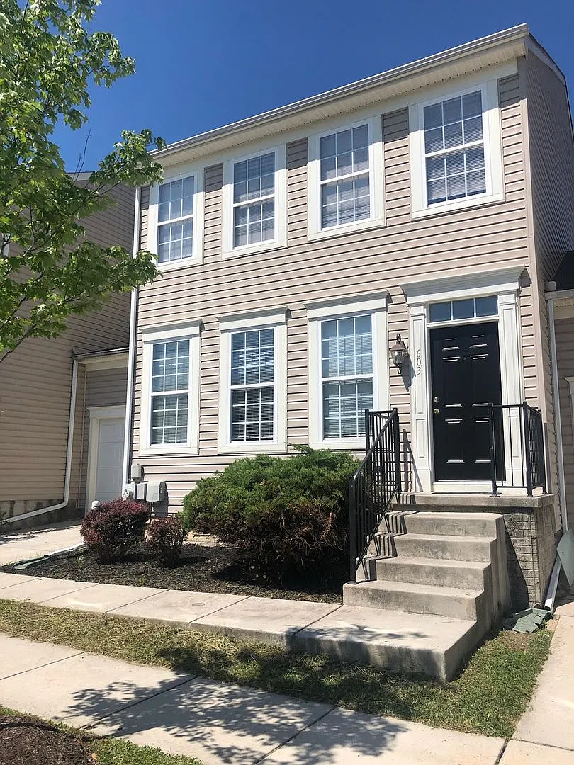 Middle River - 4 bedrooms and 3.5 baths Available! — Photo 1