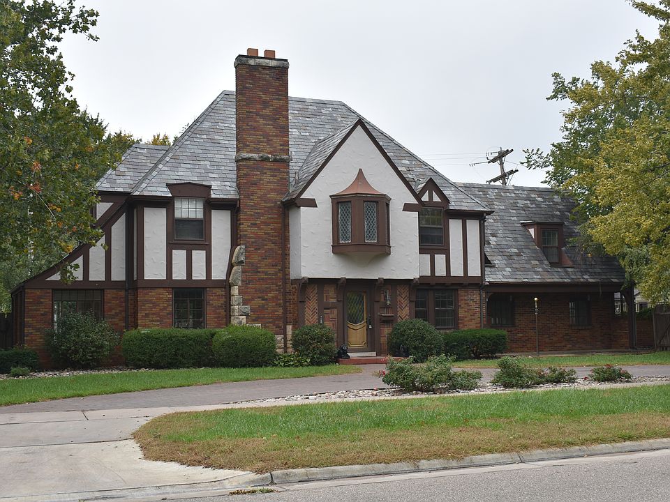 1st image of 7 Hyde Park Dr