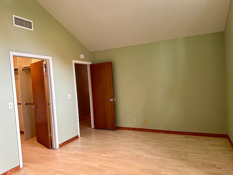 1006 Valencia Ave — Photo 10