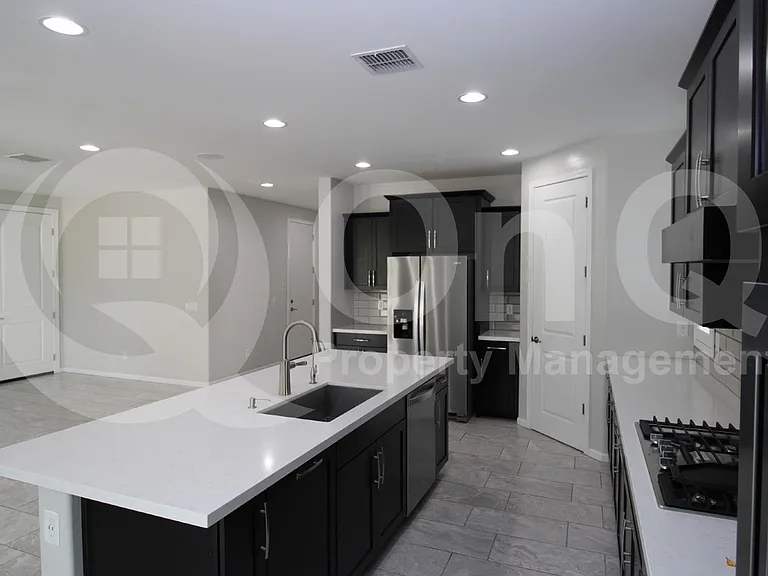 275 E Honeysuckle Pl — Photo 3