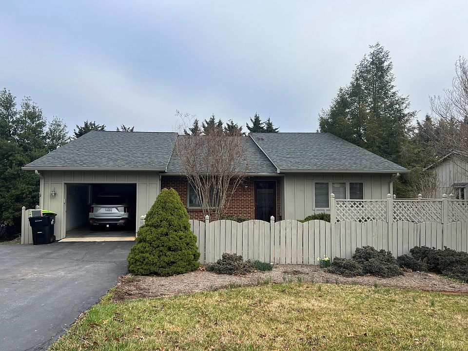 1st image of 105 Saint Paul Dr