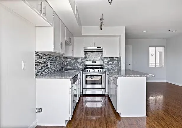 165 N Hoover St — Photo 48
