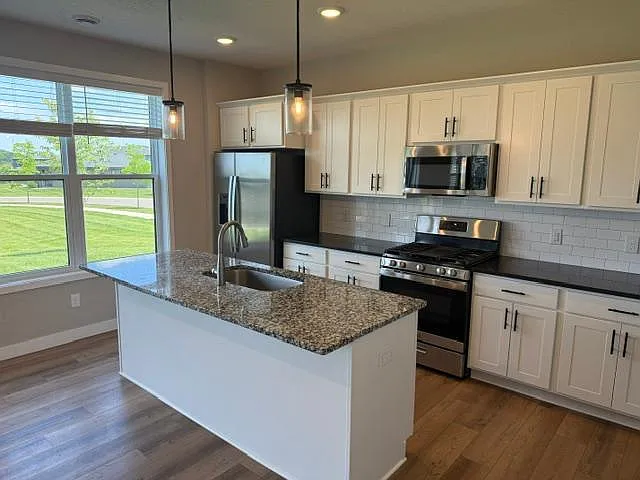 3 bed, 2.5 bath, 1715 sqft, $3,597 — Photo 2