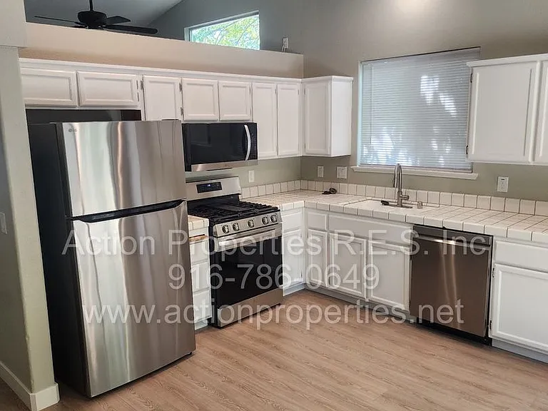 1057 Shenencock Way — Photo 6
