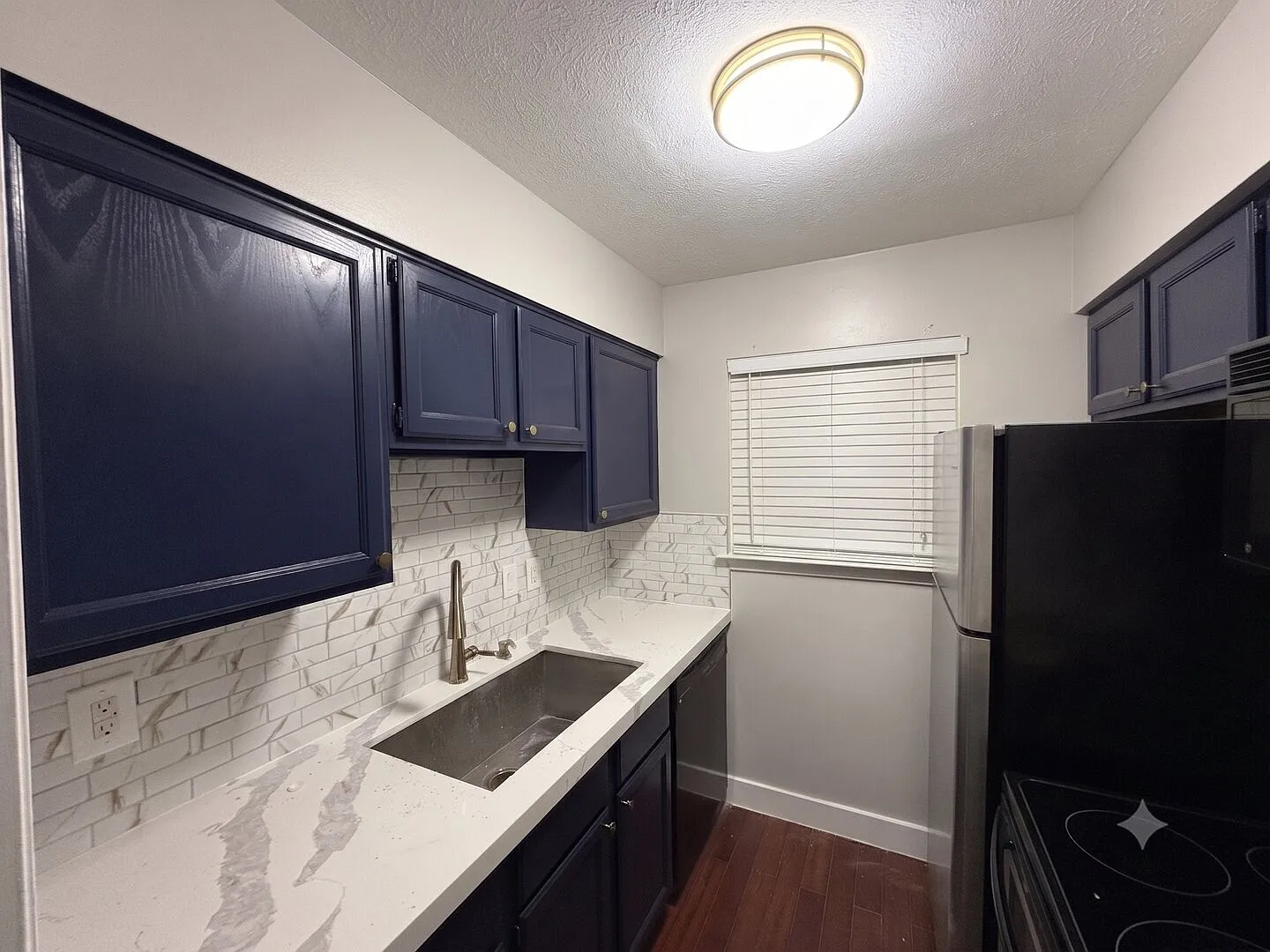 Beautifully Renovated 1BR Condo with In-Unit Washer/Dryer, Pool & Covered Parking! Pet Friendly! — Photo 2