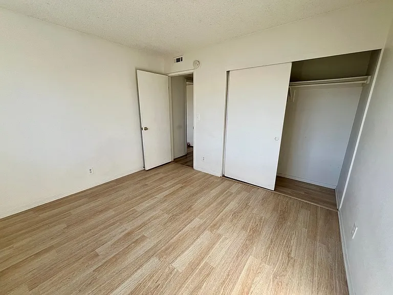7921 Moonshadow Cir — Photo 13