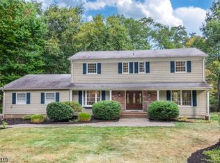 15 Crest Dr, Randolph, NJ 07869