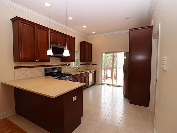 High End Kitchen with Peninsula 