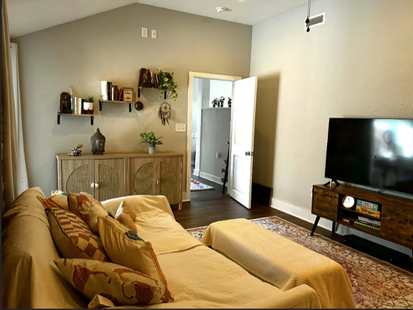 Beautiful Artistic Dog-Friendly Farmhouse Near Asheville, Cozy, Nature — Photo 2