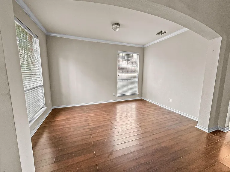 5530 Greensboro Dr — Photo 2