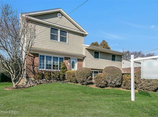 8 Sutherland Rd, Hicksville, NY 11801