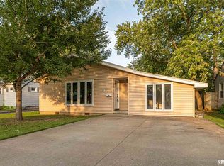 512 N 7th St, Herrin, IL 62948