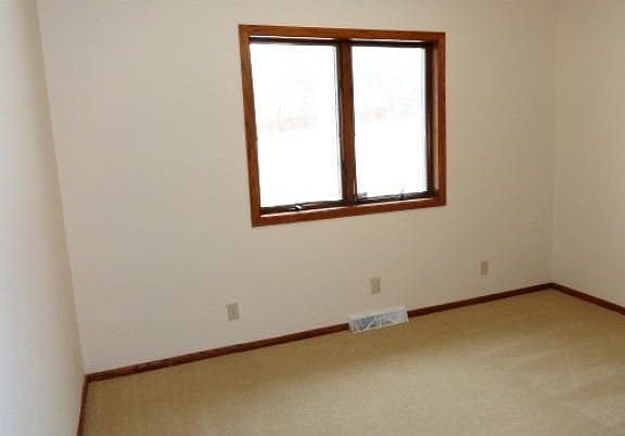5th image of 2363 Oakridge Dr E