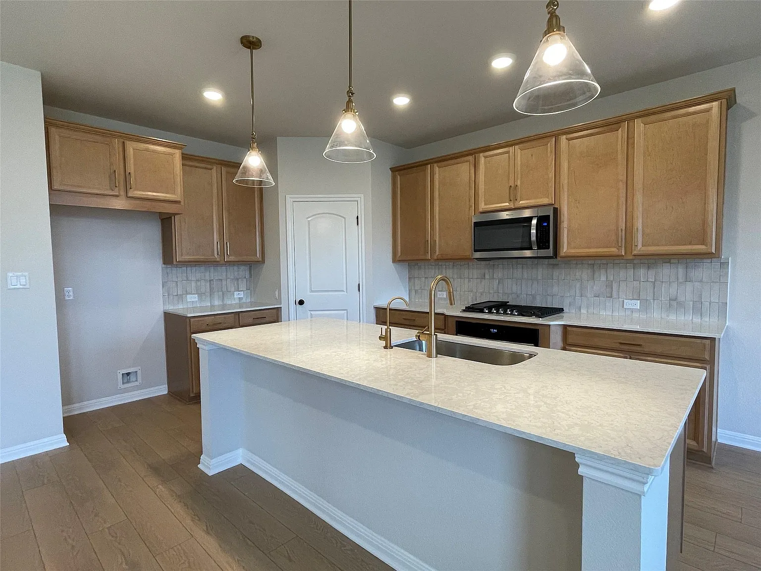 4 bed, 2.5 bath, 1897 sqft, $2,575 — Photo 4