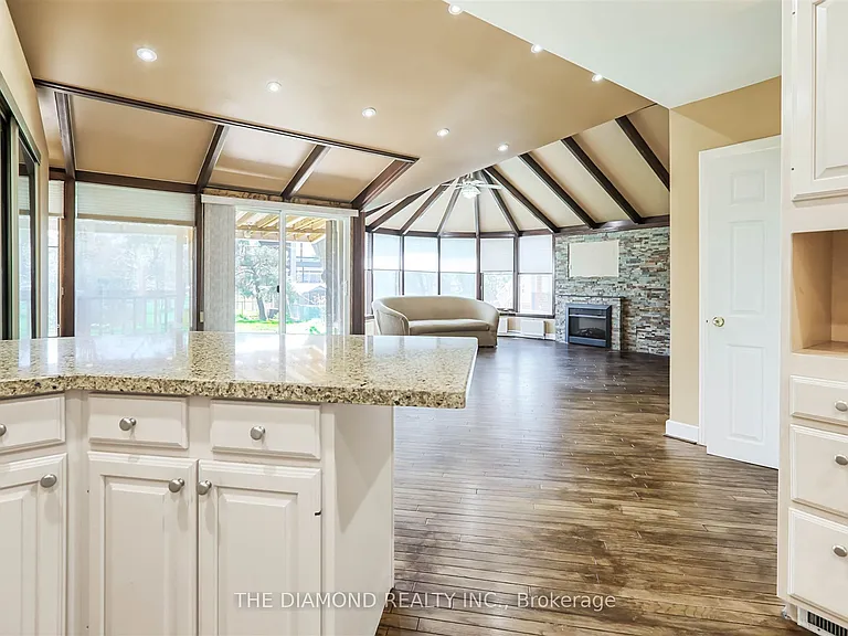 3927 Bloor St W — Photo 7