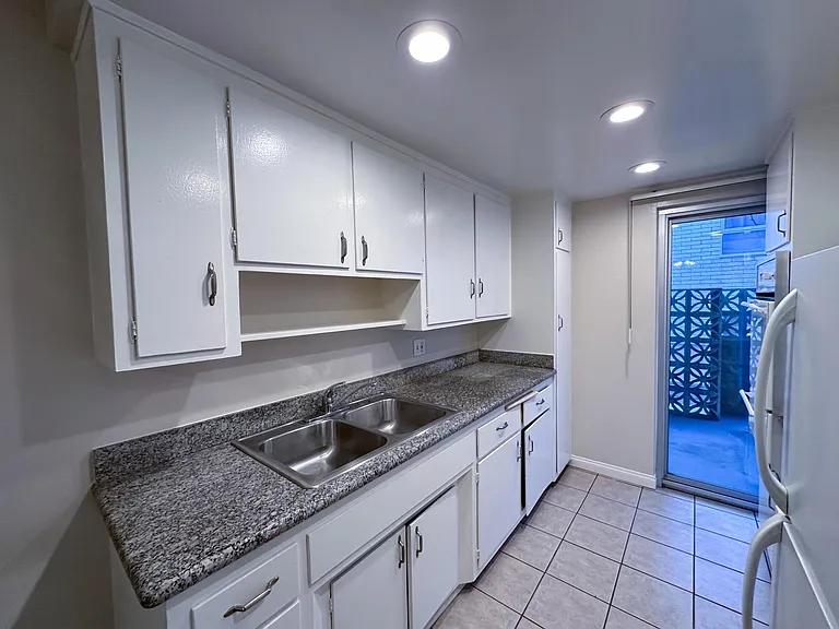 241 S Hudson Ave #12 — Photo 7
