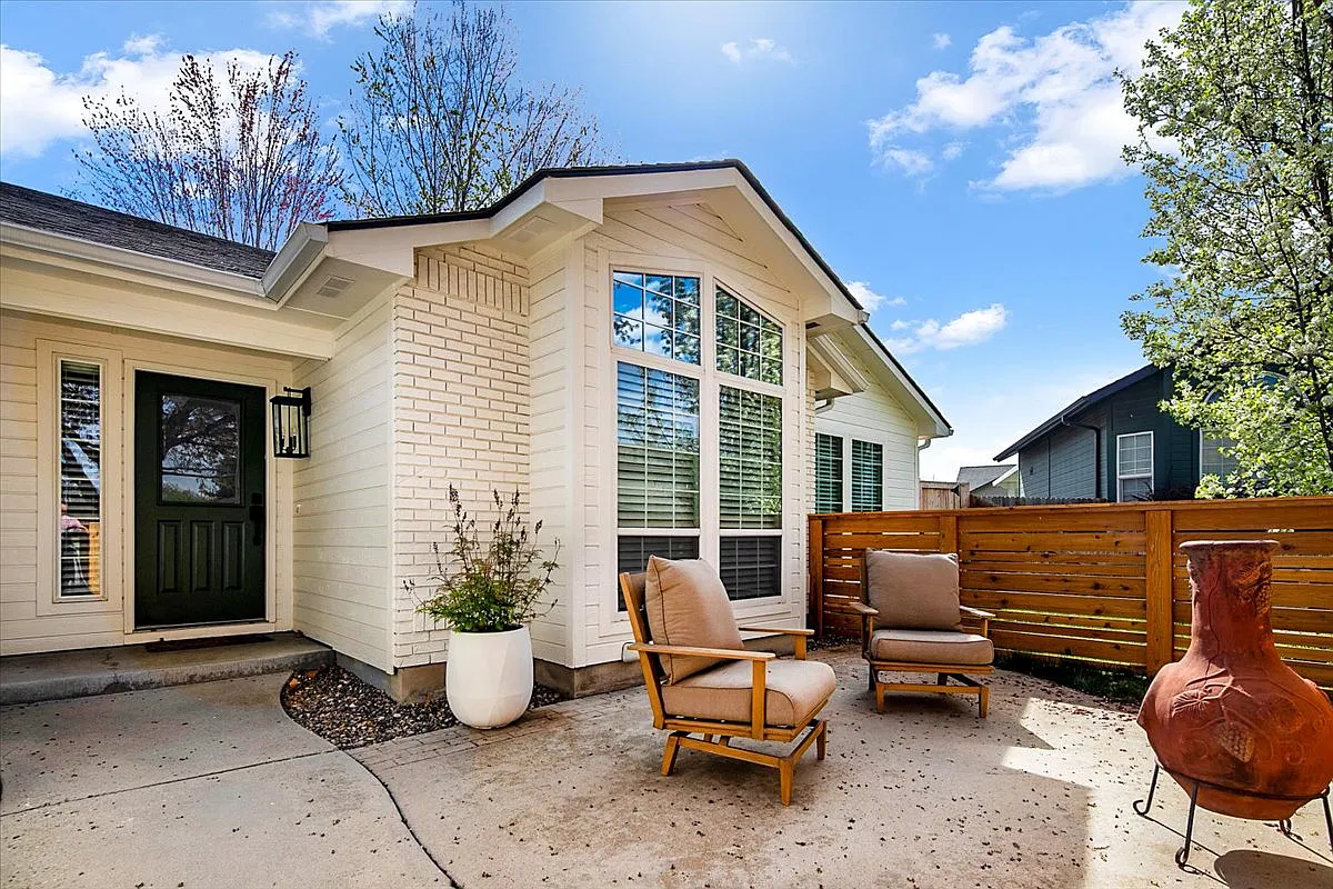 3 bed, 2138 sqft, $2,500 — Photo 3