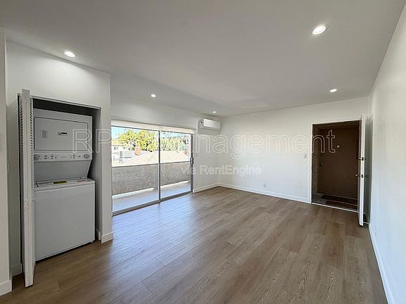 4th image of 2336 34th St APT 6