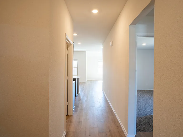 1833 Pecan Valley Dr — Photo 4