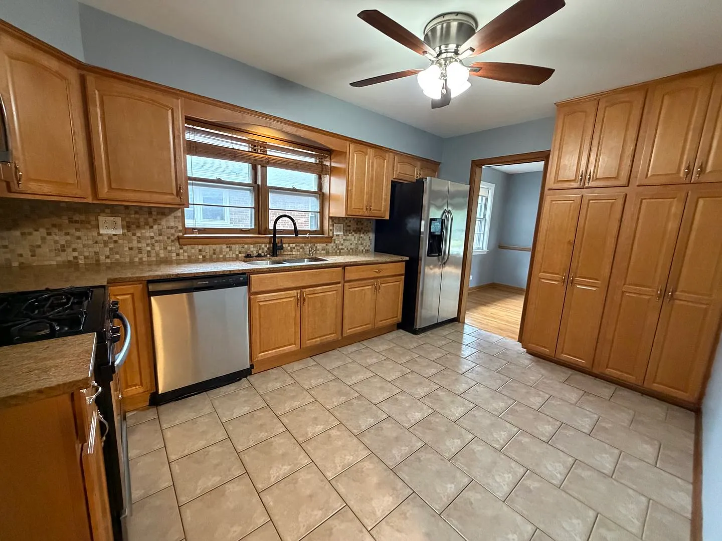 3 bed, 1192 sqft, $3,300 — Photo 4