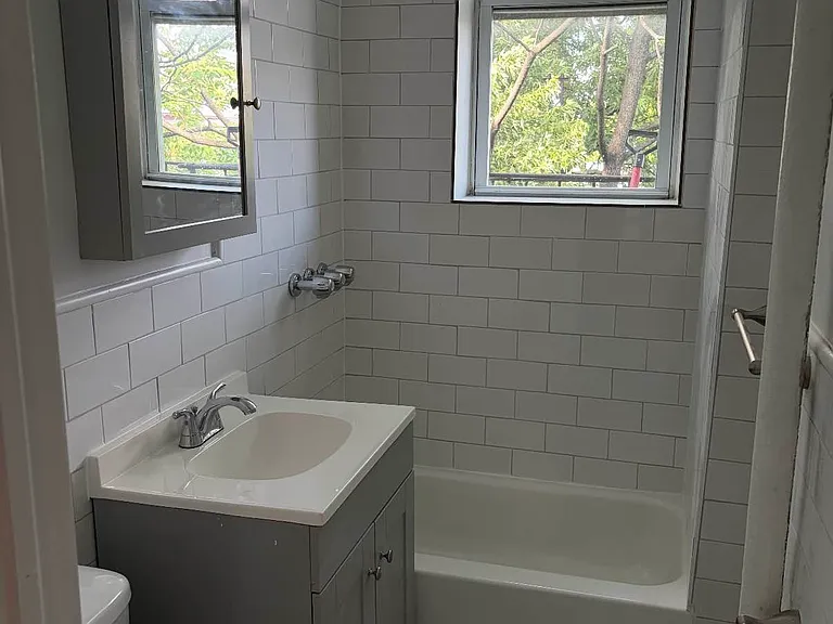 537 49th St #4R — Photo 9