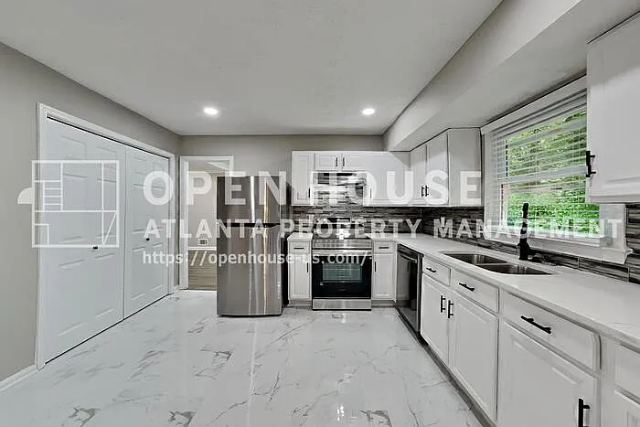 798 Brownlee Ln — Photo 6