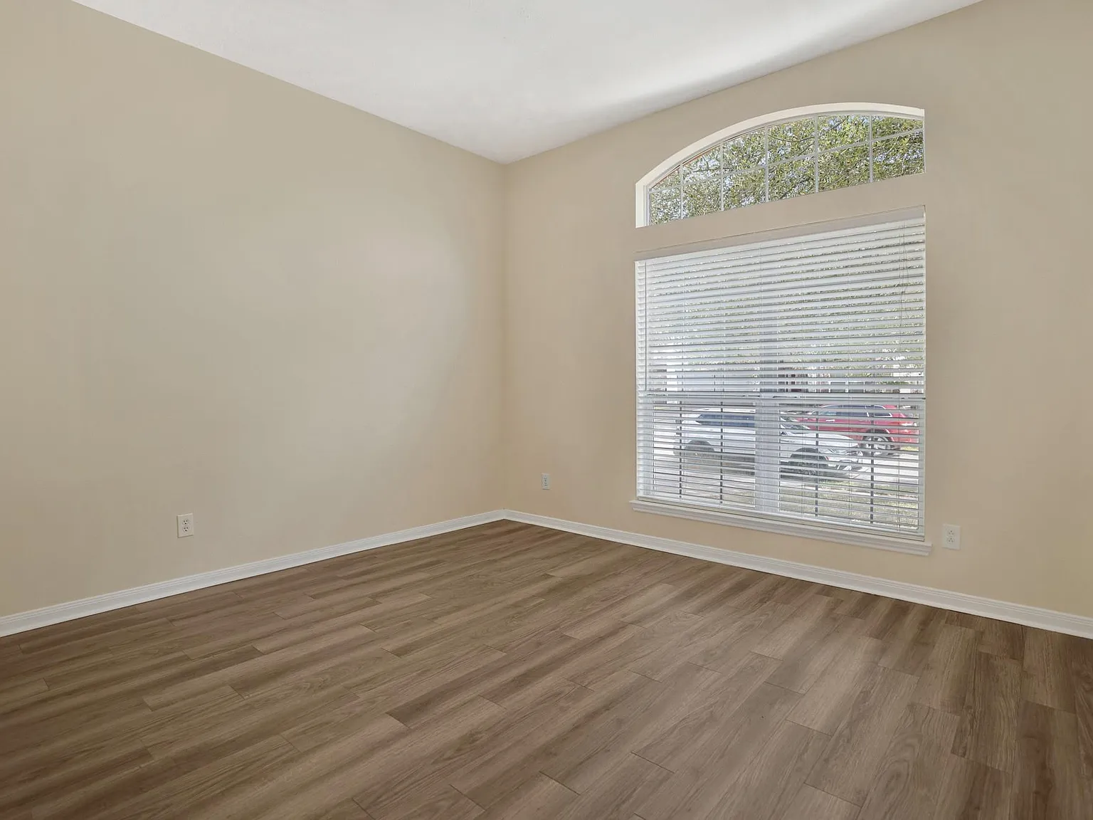 3 bed, 2.0 bath, 1881 sqft, $2,000 — Photo 4
