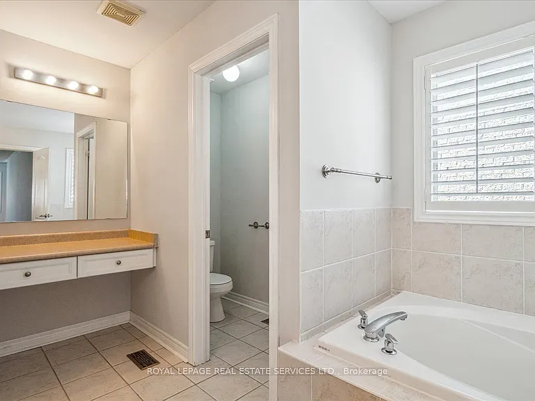 54 Stonebrook Cres — Photo 26