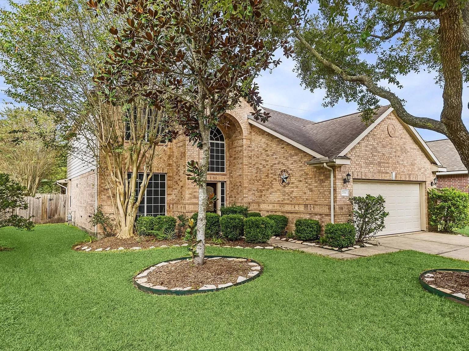 4 bed, 3.5 bath, 2714 sqft, $2,800 — Photo 2