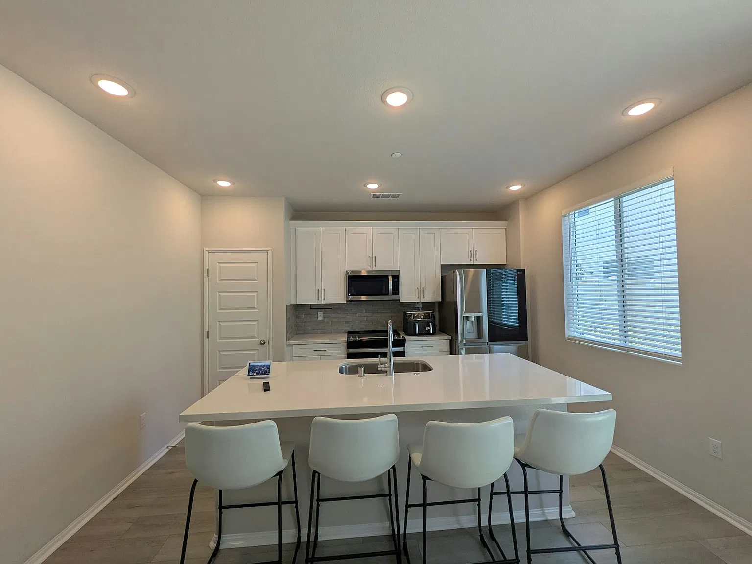 2035 Bergamot Street — Photo 2