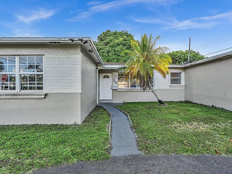 700 SW 5th Ct — Photo 3