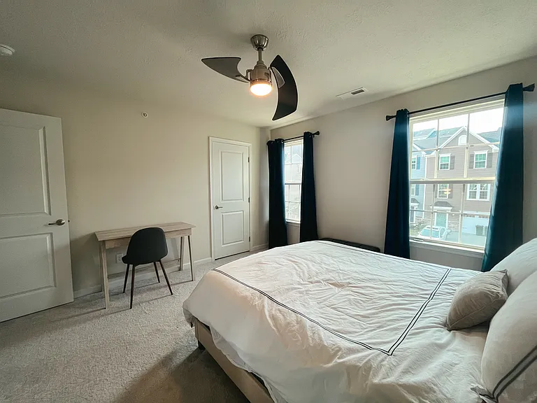240 Stonehurst Dr — Photo 3